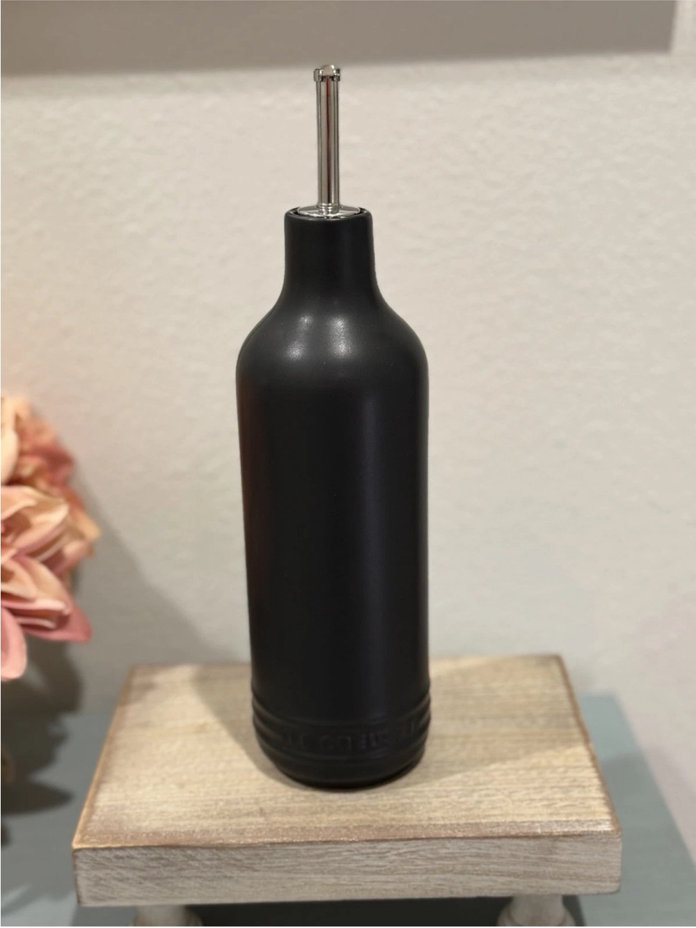 Le Creuset Stoneware Signature Oil Cruet 600ml / 20oz ~ Matte Black, New